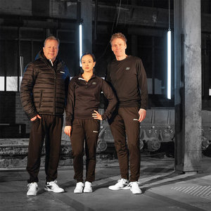 Футболка Donic Black Series с длинными рукавами на спортсменах