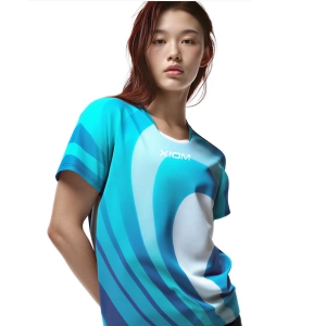 Футболка Xiom WAVE голубая на девушке